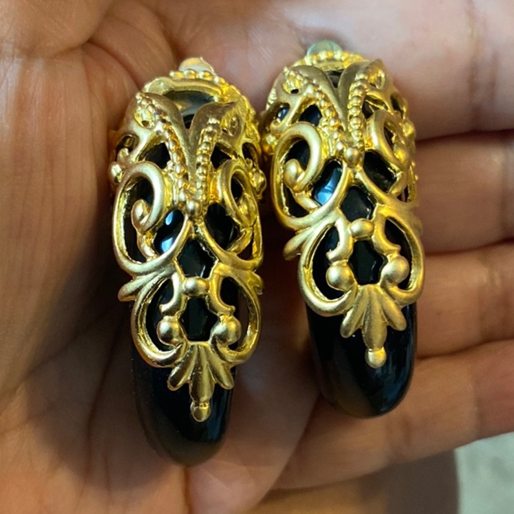 Elegant Black and Gold Clip-On Earrings unsigned VINTAGE
